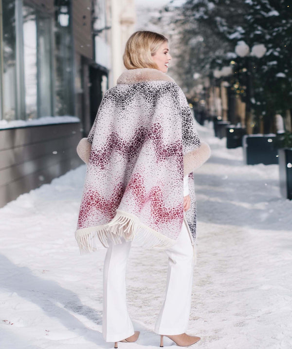 Alma - Taupe abstrakter gedruckter Wrap mit Kunstpelzverkleidung