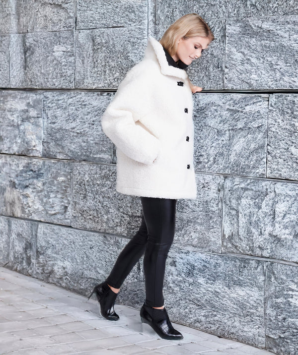 Cosette - Casaco Borg branco de inverno com detalhes de couro falso preto