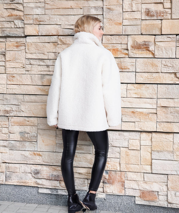 Cosette - Casaco Borg branco de inverno com detalhes de couro falso preto