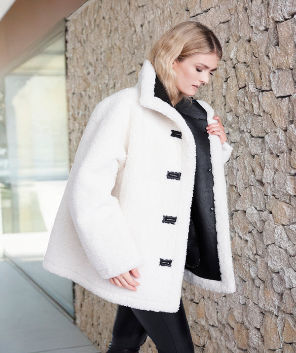 Cosette - Casaco Borg branco de inverno com detalhes de couro falso preto