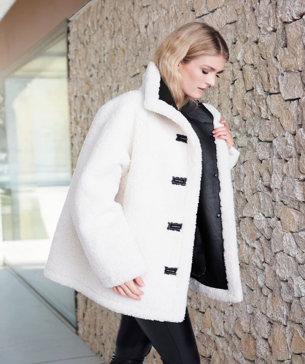 Cosette - Casaco Borg branco de inverno com detalhes de couro falso preto
