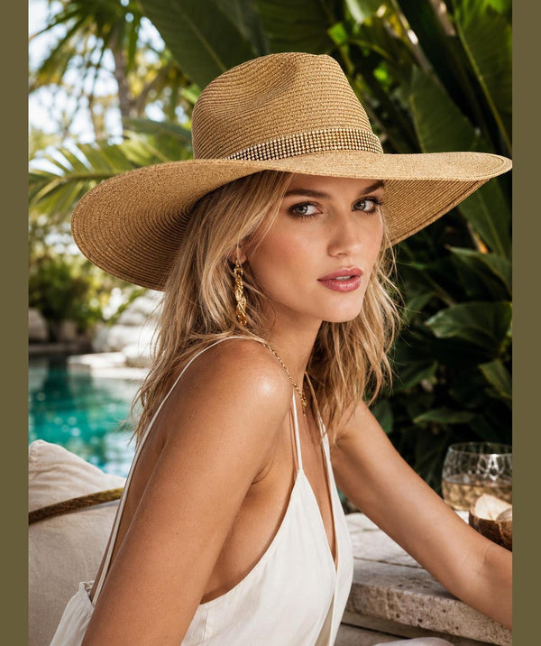 Wide brim straw hat with adjustable fit, crushable design and UPF 50 sun protection for beach, holiday and summer outdoor wear.