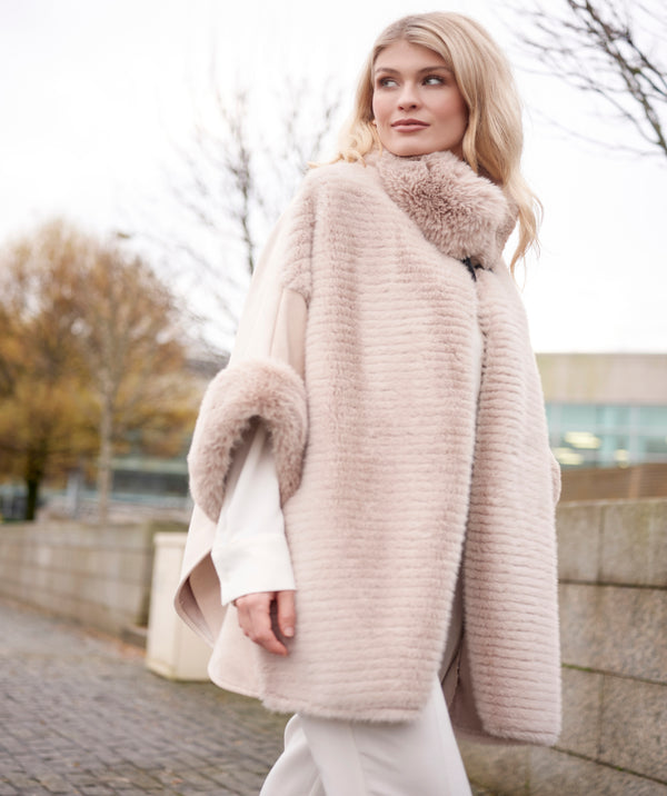 Ariana - Beige Faux Wildleder Wrap mit Plüsch -Faux -Pelz -Trimm