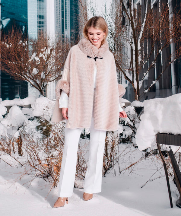 Ariana - Beige Faux Wildleder Wrap mit Plüsch -Faux -Pelz -Trimm