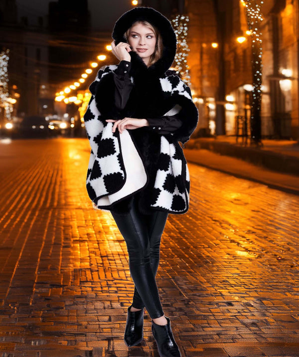Ashlee - Avvolgimento in maglia testurizzata nera/crema con collare in finta pelliccia