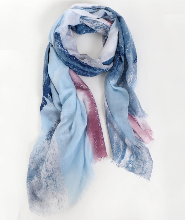 Baby blue a astratto con la sciarpa con orlo sfilacciato