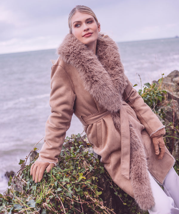 Isabella – Langer Mantel aus Wildlederimitat
