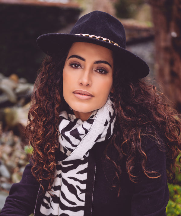 Melissa - Black Fedora Hat met gouden kettingversiering