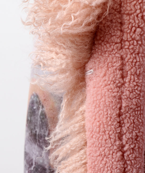 Marmormantel mit Kunstpelzbesatz