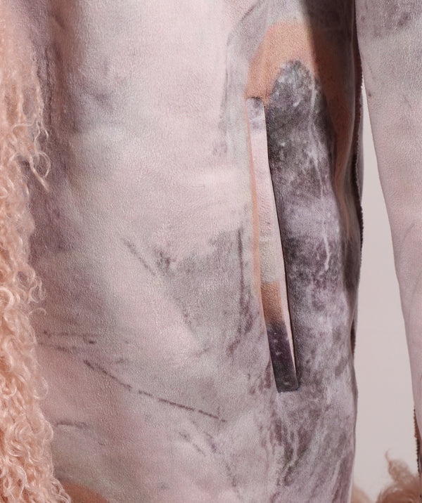 Marmormantel mit Kunstpelzbesatz