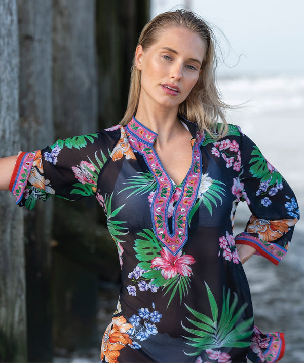 Murcia – Strandtunika mit tropischem Print in Schwarz und Rosa