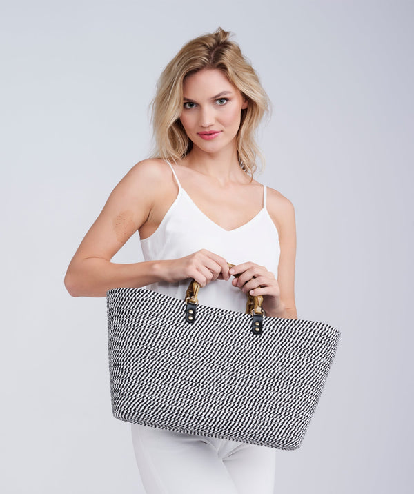 Narina - bolsa listrada branca preta com alças de bambu