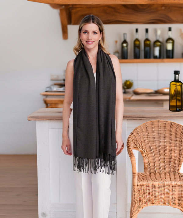 PIA - Pashmina italiana de carbón con flecos retorcidos