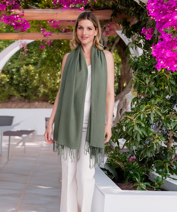 PIA - Pashmina italiana de color caqui con franjas retorcidas