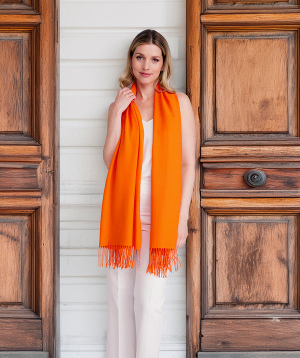 PIA - Pashmina italiana naranja con flecos retorcidos