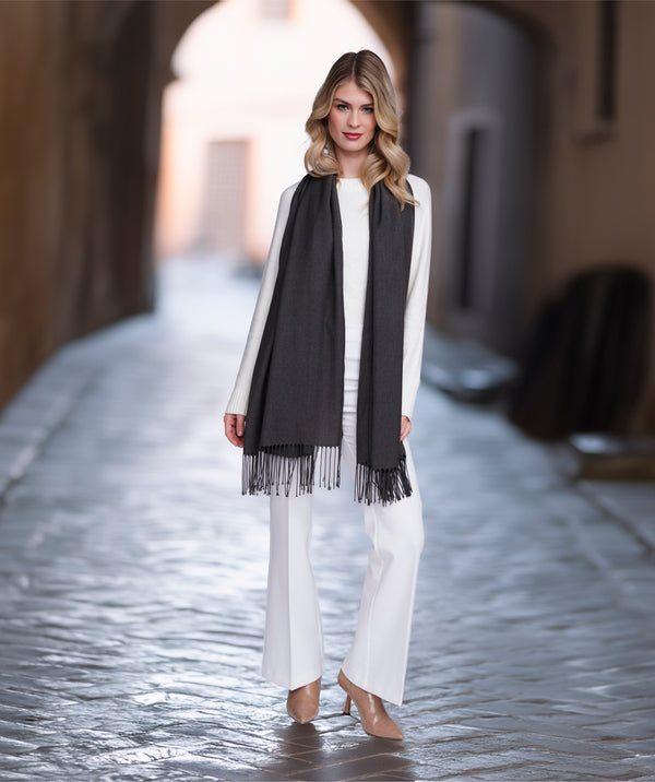 PIA - Pashmina italiana de carbón con flecos retorcidos