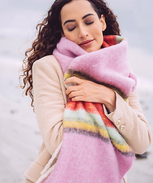 Suzie - Bufanda rosa con rayas multicolores