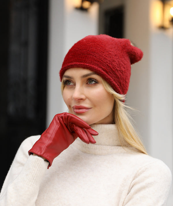 Tessa - Chapeau à enfiler rouge foncé avec pompon contrasté en fausse fourrure