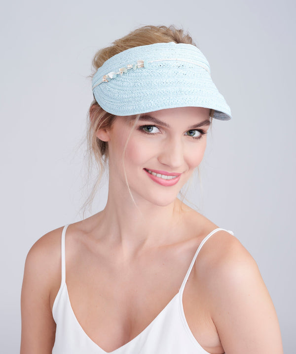 Visor de paille à turquoise pâle avec embellissement de perles de coquille
