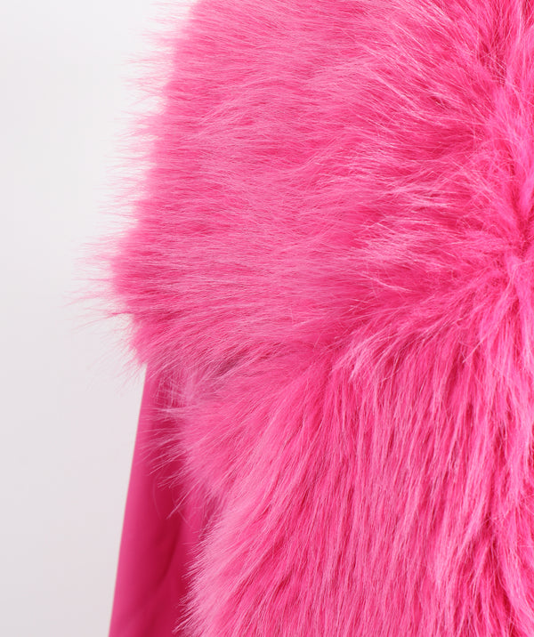 Marmormantel mit Kunstpelzbesatz